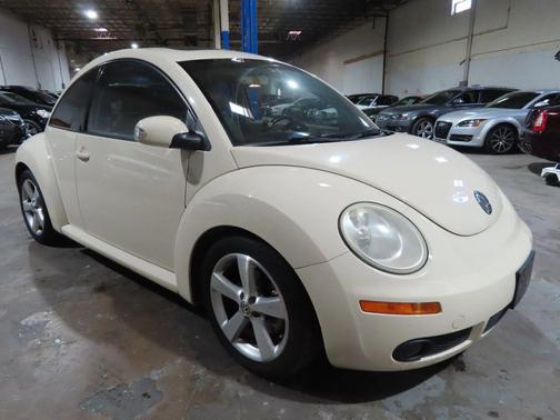 Gold 2006 Volkswagen New Beetle 2.5
