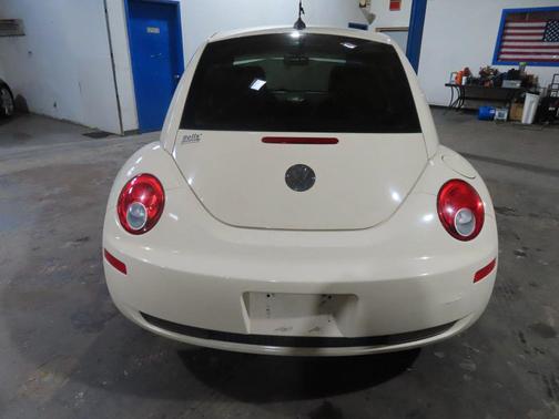 Gold 2006 Volkswagen New Beetle 2.5