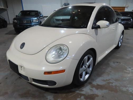 Gold 2006 Volkswagen New Beetle 2.5
