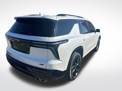 Iridescent Pearl Tricoat 2024 Chevrolet Traverse RS
