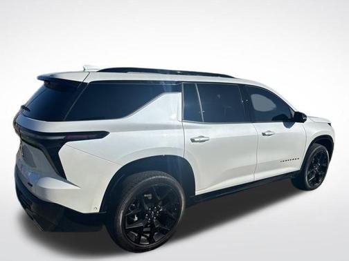 Iridescent Pearl Tricoat 2024 Chevrolet Traverse RS