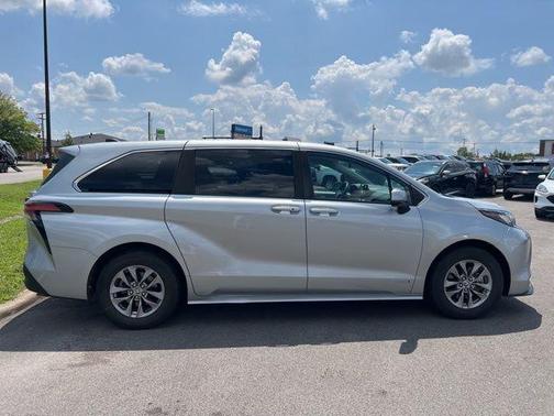 2021 Toyota Sienna LE