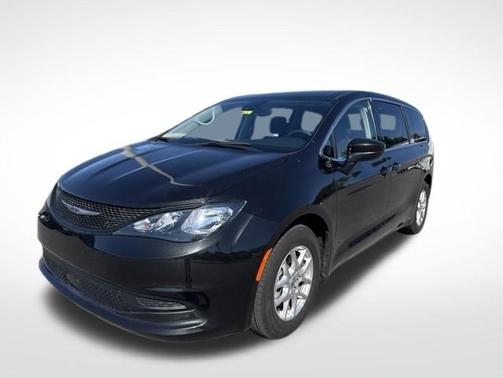 Brilliant Black Crystal Pearlcoat 2023 Chrysler Voyager LX