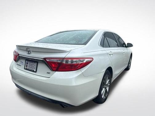 Blizzard Pearl 2016 Toyota Camry SE