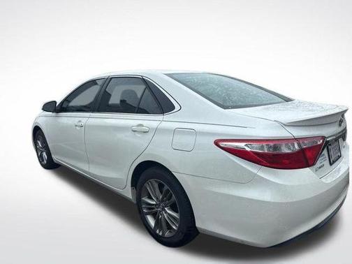 Blizzard Pearl 2016 Toyota Camry SE