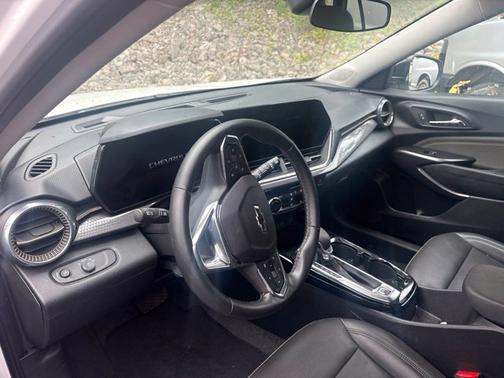 Summit White 2025 Chevrolet Trax ACTIV