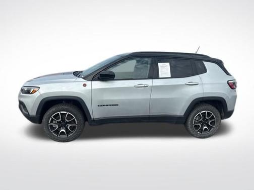 Silver Zynith Metallic Clearcoat 2025 Jeep Compass Trailhawk