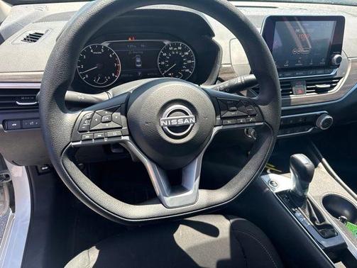 Glacier White 2025 Nissan Altima SV