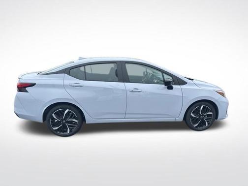 Gray Sky Pearl 2024 Nissan Versa 1.6 SR