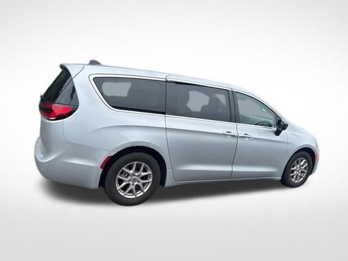 Silver Mist Clearcoat 2024 Chrysler Pacifica Touring-L