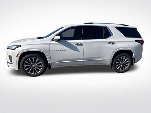 Iridescent Pearl Tricoat 2023 Chevrolet Traverse Premier