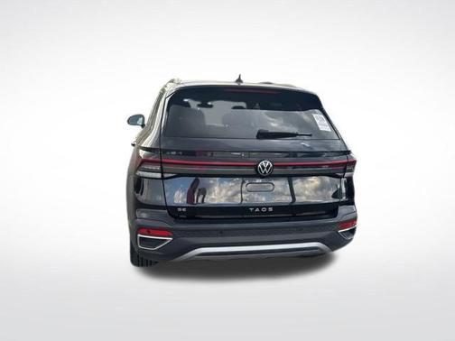 Deep Black Pearl Effect 2025 Volkswagen Taos 1.5T SE