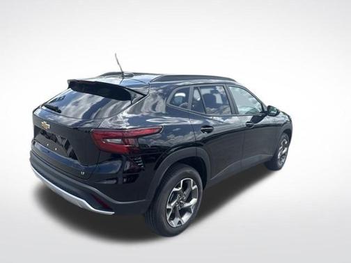 Mosaic Black Metallic 2025 Chevrolet Trax LT