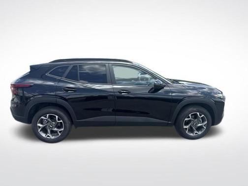 Mosaic Black Metallic 2025 Chevrolet Trax LT
