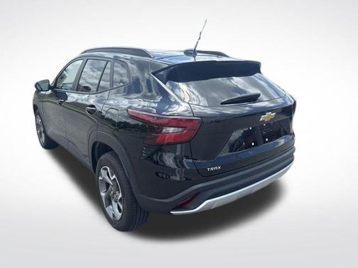 Mosaic Black Metallic 2025 Chevrolet Trax LT