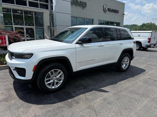 Bright White Clearcoat 2026 Jeep Grand Cherokee Laredo