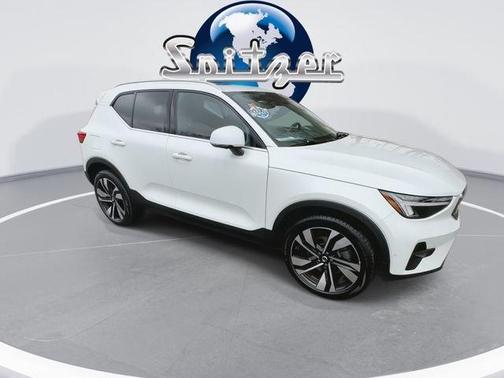 2023 Volvo XC40 B5 Plus Bright Theme
