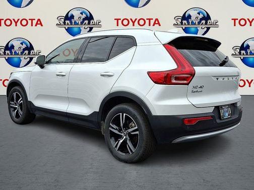 2025 Volvo XC40 B5 Core Bright Theme