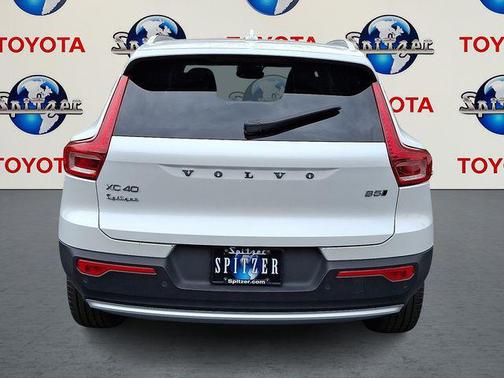 2025 Volvo XC40 B5 Core Bright Theme