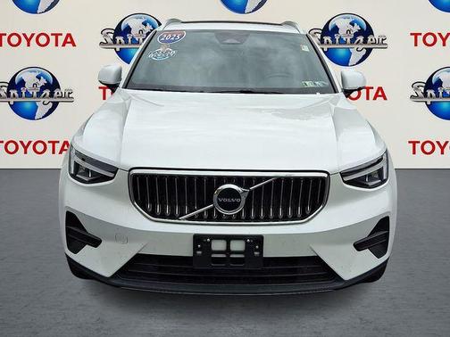 2025 Volvo XC40 B5 Core Bright Theme