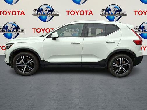2025 Volvo XC40 B5 Core Bright Theme