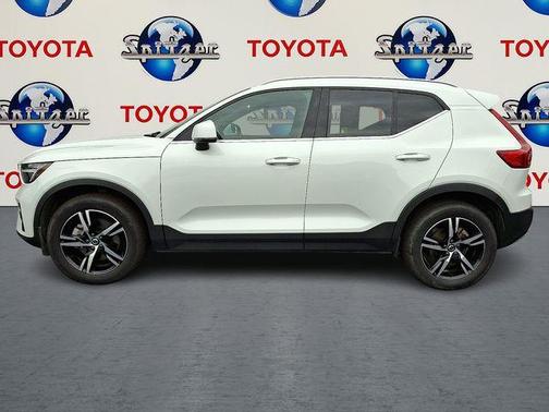 2025 Volvo XC40 B5 Core Bright Theme