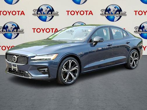2024 Volvo S60 B5 Core Dark Theme