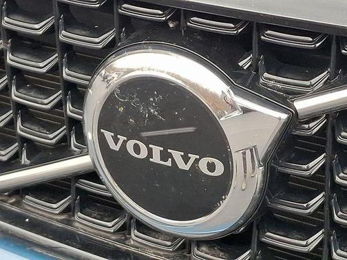 2024 Volvo XC40 B5 Core