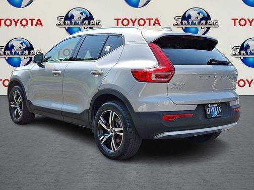 2025 Volvo XC40 B5 Core Bright Theme