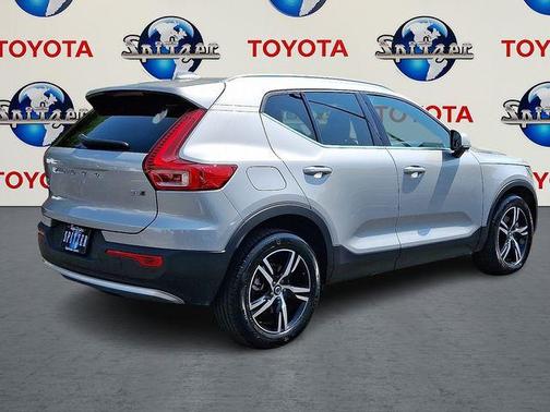 2025 Volvo XC40 B5 Core Bright Theme