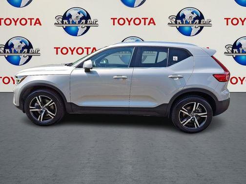 2025 Volvo XC40 B5 Core Bright Theme