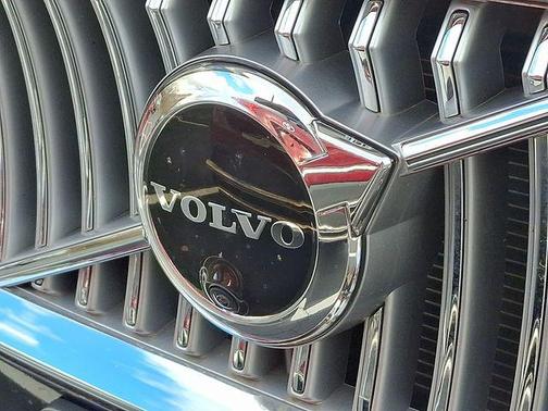 2023 Volvo XC90 B5 Plus