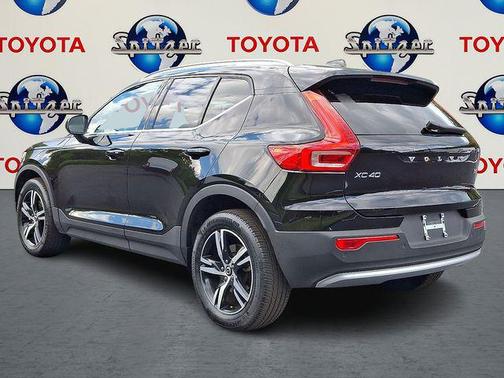 2025 Volvo XC40 B5 Core Bright Theme