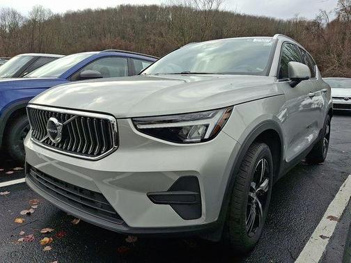 2025 Volvo XC40 B5 Core Bright Theme