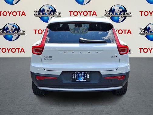 2025 Volvo XC40 B5 Core Bright Theme