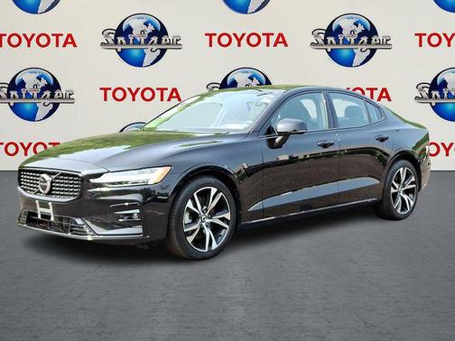 2024 Volvo S60 B5 Core Dark Theme
