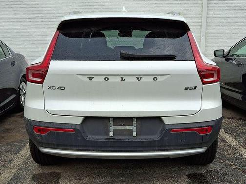 2025 Volvo XC40 B5 Core Bright Theme