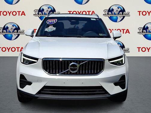 2025 Volvo XC40 B5 Core Bright Theme