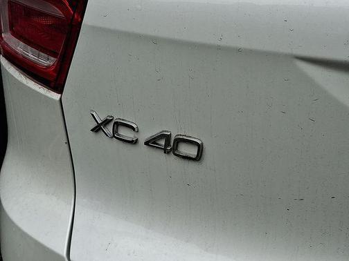 2025 Volvo XC40 B5 Core Bright Theme