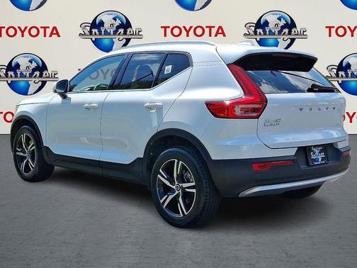 2025 Volvo XC40 B5 Core Bright Theme