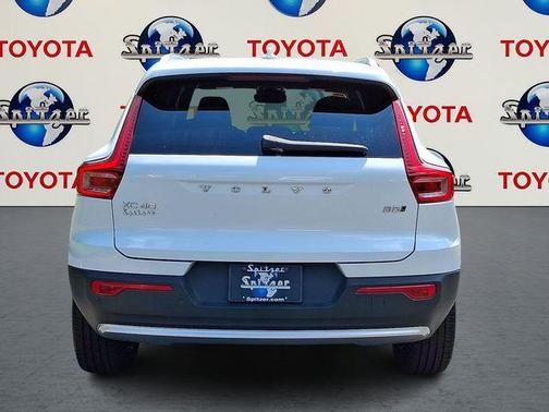 2025 Volvo XC40 B5 Core Bright Theme