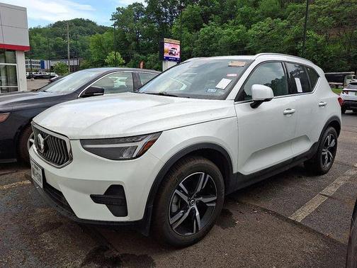 2025 Volvo XC40 B5 Core Bright Theme