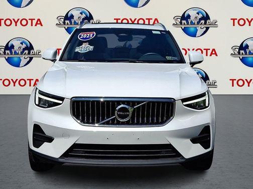 2025 Volvo XC40 B5 Core Bright Theme