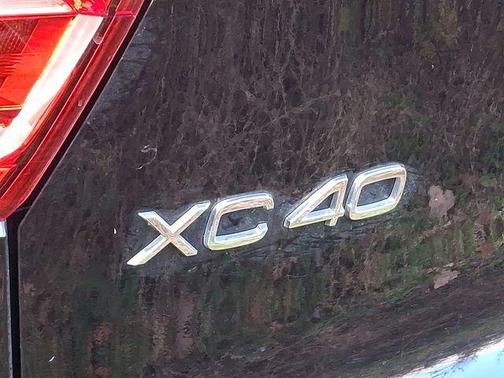 2025 Volvo XC40 B5 Core Bright Theme