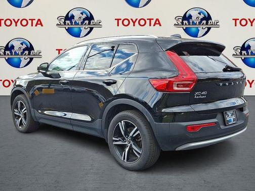 2025 Volvo XC40 B5 Core Bright Theme