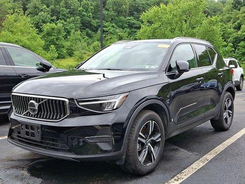 2025 Volvo XC40 B5 Core Bright Theme