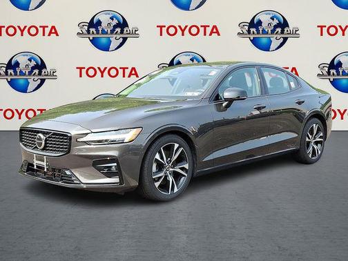 2024 Volvo S60 B5 Core Dark Theme