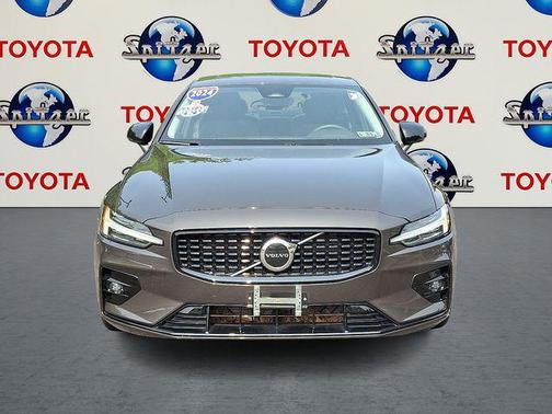 2024 Volvo S60 B5 Core Dark Theme