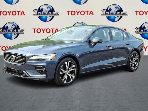 2024 Volvo S60 B5 Core Dark Theme