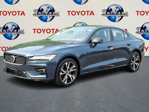 2024 Volvo S60 B5 Core Dark Theme